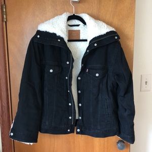 Levi’s Shearling lined trucker jacket black denim.  Small.  EUC.